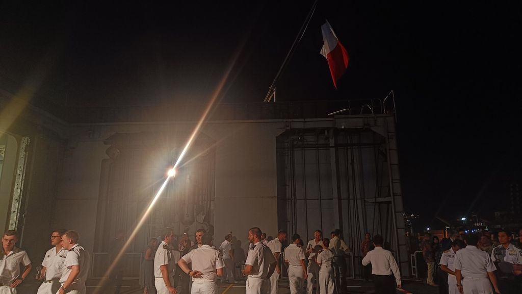 Prajurit Angkatan Laut Perancis dan prajurit TNI AL yang berpesta di atas geladak kapal perang <i>landing helicopter dock</i> (LHD) Dixmude yang sedang bersandar di Tanjung Priok, Jakarta, Selasa (28/3/2023).