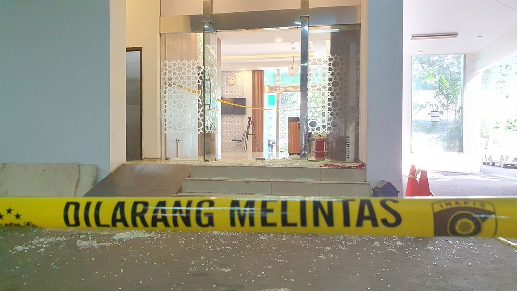 Garis polisi masih terpasang di lokasi penembakan oleh seorang pria asal Lampung bernama Mustopa (60) di kantor MUI, Menteng, Jakarta Pusat, pada Rabu (3/5/2023) atau satu hari setelah kejadian. MUI tidak mau menutup kantor sebagai bentuk perlawanan pada aksi teror dan penghinaan terhadap agama Islam karena tidak ada wakil nabi setelah Nabi Muhammad SAW.