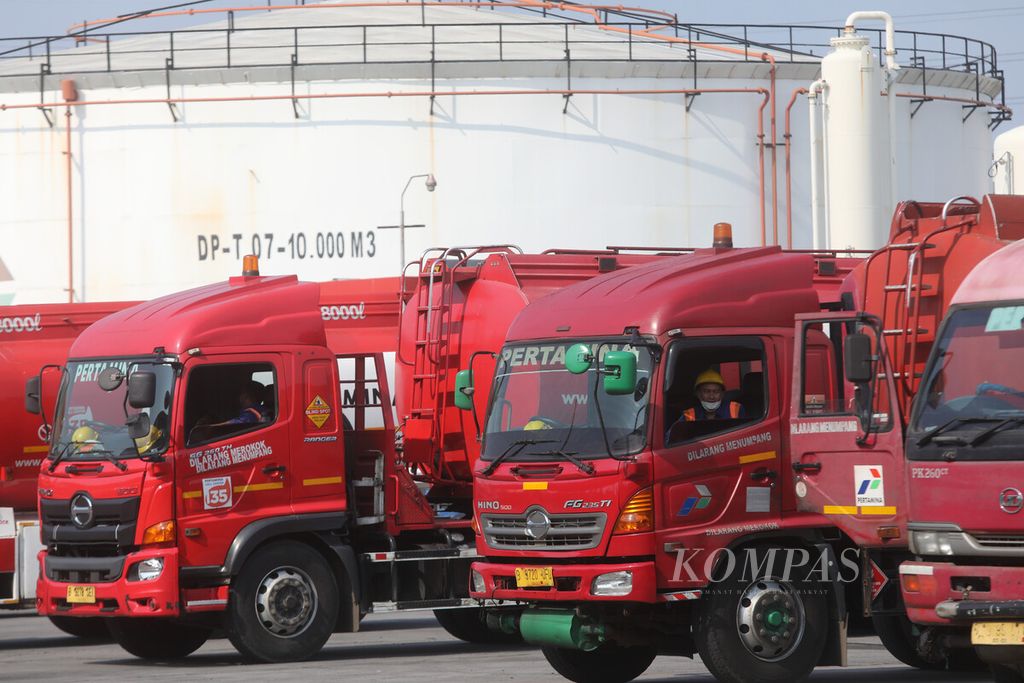 Antrean truk pengangkut bahan bakar minyak saat hendak mengisi tangki di pompa pendsitribusian di depo Terminal Terpadu Pertamina Plumpang, Jakarta, Selasa (27/9/2022). 