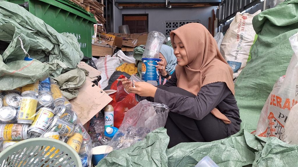 Kegiatan pemilahan sampah di Bank Sampah Gunung Emas, Kecamatan Pulogadung, Jakarta Timur, Kamis (22/8/2024).