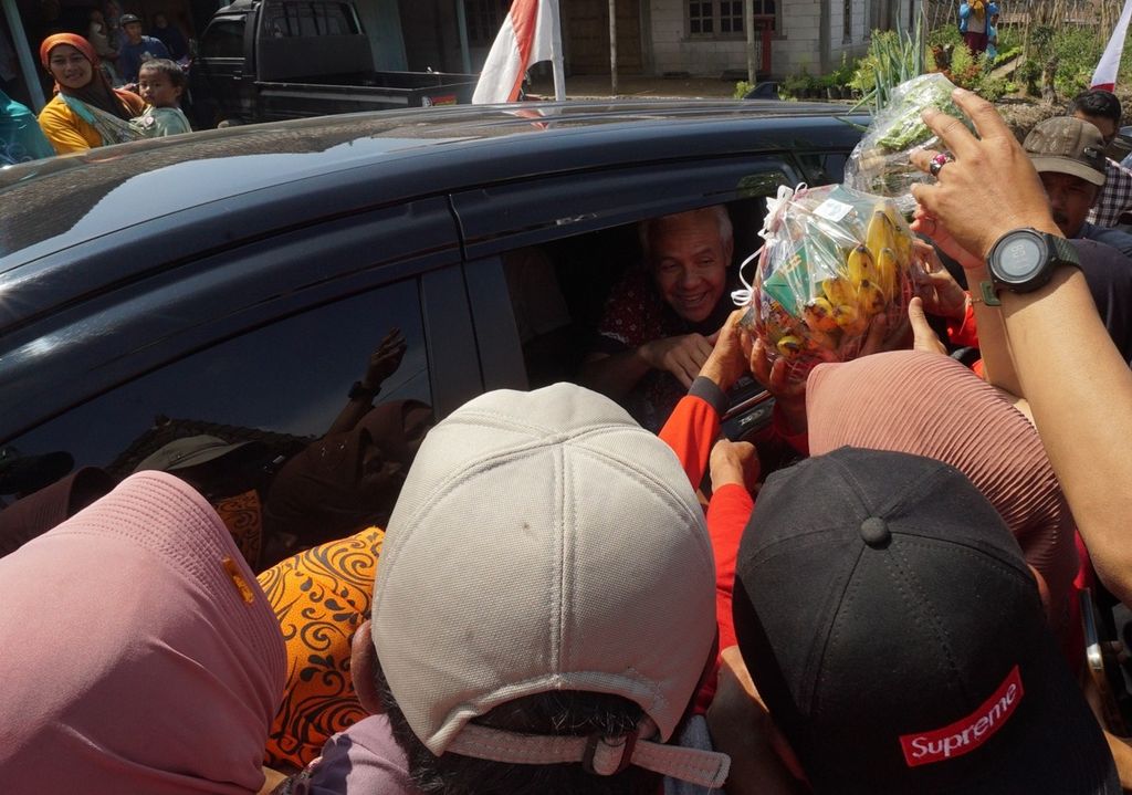 Gubernur Jawa Tengah Ganjar Pranowo (di mobil) saat kunjungan kerja di Desa Selo, Boyolali, Jawa Tengah, Kamis (3/8/2023).