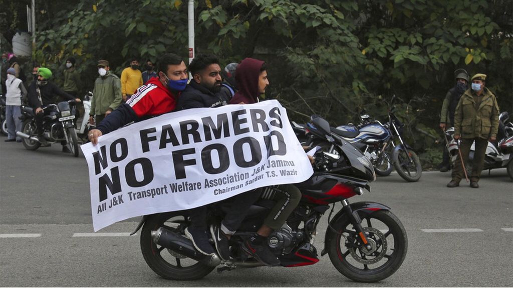 Para pengunjuk rasa memegang spanduk bertuliskan tanpa petani, tidak ada makanan saat mengikuti mogok nasional di Jammu, India, 8 Desember 2020.