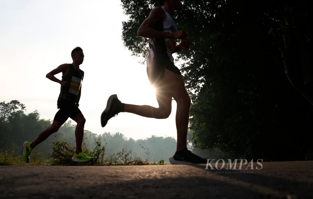 Atlet lari kategori Elite Race putra dan putri bersaing menjadi yang tercepat pada ajang Borobudur Marathon 2022 Powered by Bank Jateng di kawasan Candi Borobudur, Jawa Tengah, Sabtu (12/11/2022).