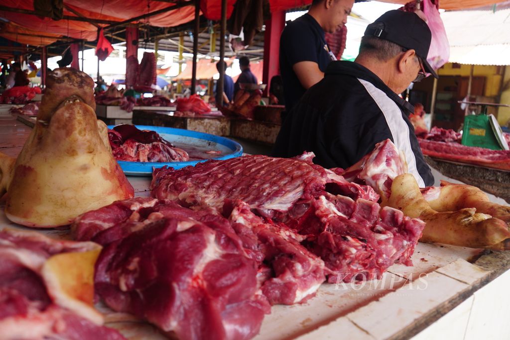 Daging babi dijual di Pasar Beriman Wilken, Tomohon, Sulawesi Utara, Selasa (25/7/2023). Isu kematian babi di peternakan akibat demam babi afrika (ASF) yang hingga kini belum terkonfirmasi membuat harga daging babi turun ke kisaran Rp 40.000-Rp 55.000 dari biasanya Rp 50.000-Rp 65.000 per kilogram. 