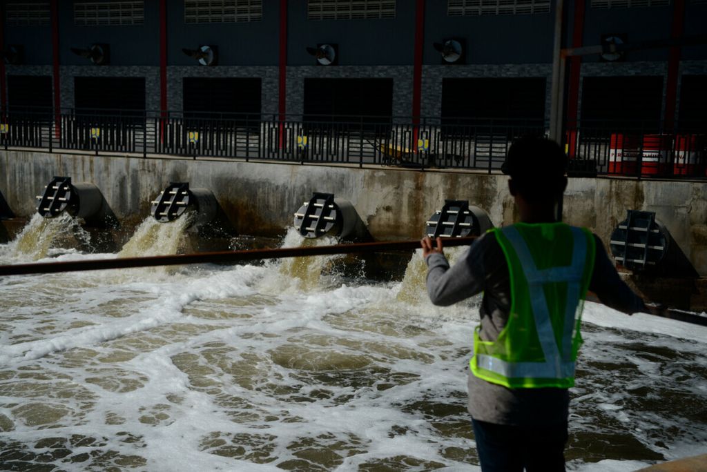 Petugas mengawasi saluran pembuangan air dari Rumah Pompa Kali Tenggang di Kota Semarang, Jawa Tengah, Rabu (23/9/2020). Memasuki musim hujan ini, sejumlah rumah pompa akan menjadi tumpuan untuk mengurangi dampak banjir. 