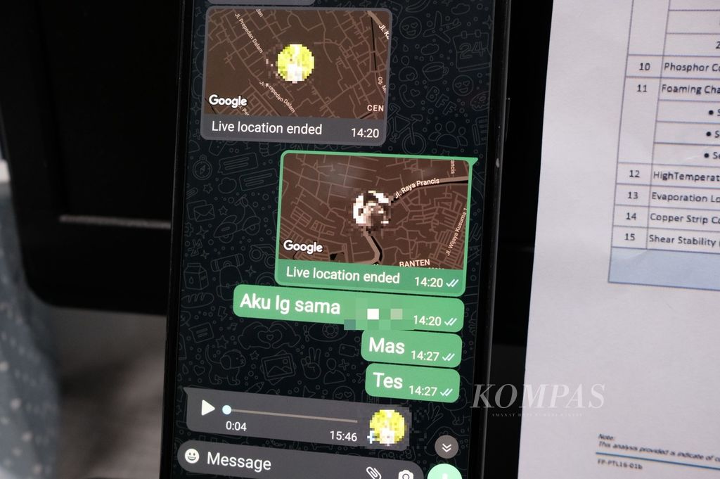 Riwayat percakapan di WhatsApp saat aplikasi tersebut mengalami gangguan, Selasa (25/10/2022). Waktu itu tim investigasi harian <i>Kompas</i> sedang membuntuti truk yang diduga terlibat mengangkut oli palsu.
