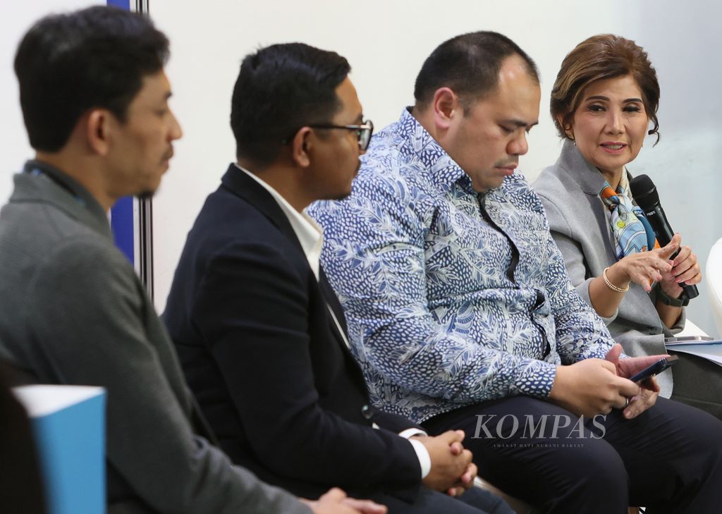 (Dari kiri) Peneliti Litbang <i>Kompas,</i> Budiawan Sidik; peneliti CSIS, Arya Fernandes; Kepala Badan Pengembangan Keuangan Digital Kadin Indonesia Pandu Sjahrir; dan ekonom Idef, Aviliani; dalam Corporate Affairs Room yang digelar di Kantor Redaksi Harian <i>Kompas</i> di Jakarta, Kamis (30/11/2023). Acara diskusi yang menjadi rangkaian 14 Kompas100 CEO Forum Powered by PLN ini mengambil tema ”Masa Depan ESG Menuju Tahun 2024”. 