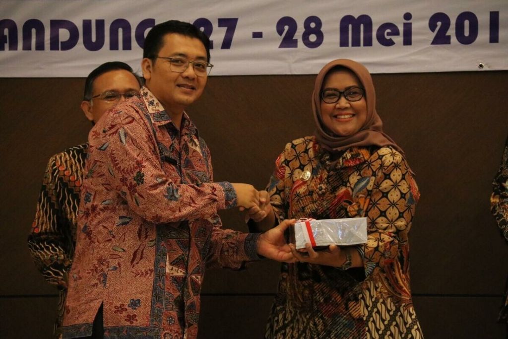 Bupati Bogor Ade M Yasin saat menerima dokumen opini WTP dari Kepala Perwakilan BPK Jawa Barat Arman Syifa di Bandung, Selasa (28/5).