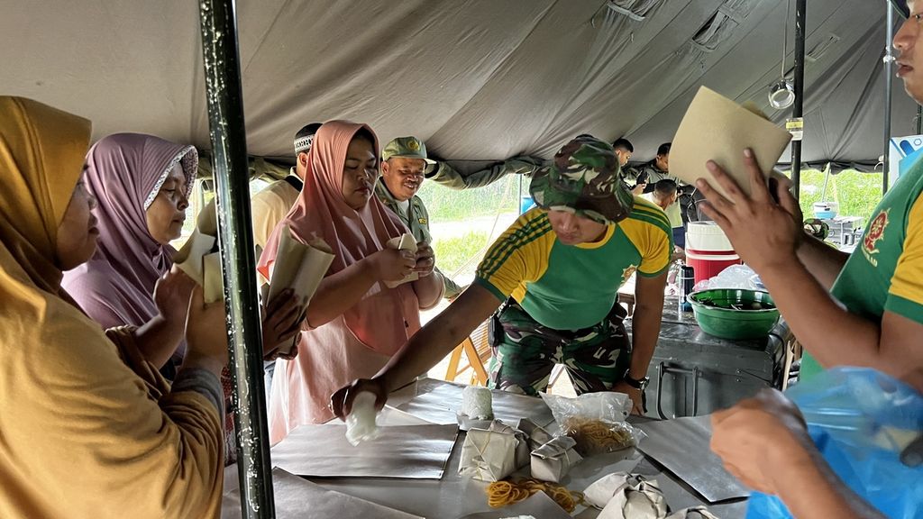 Ibu-ibu korban gempa turut membantu membungkus makanan di dapur umum Kostrad di Kampung Maleber, Desa Ciherang, Kecamatan Pacet, Cianjur, Jawa Barat, Kamis (24/11/2022).