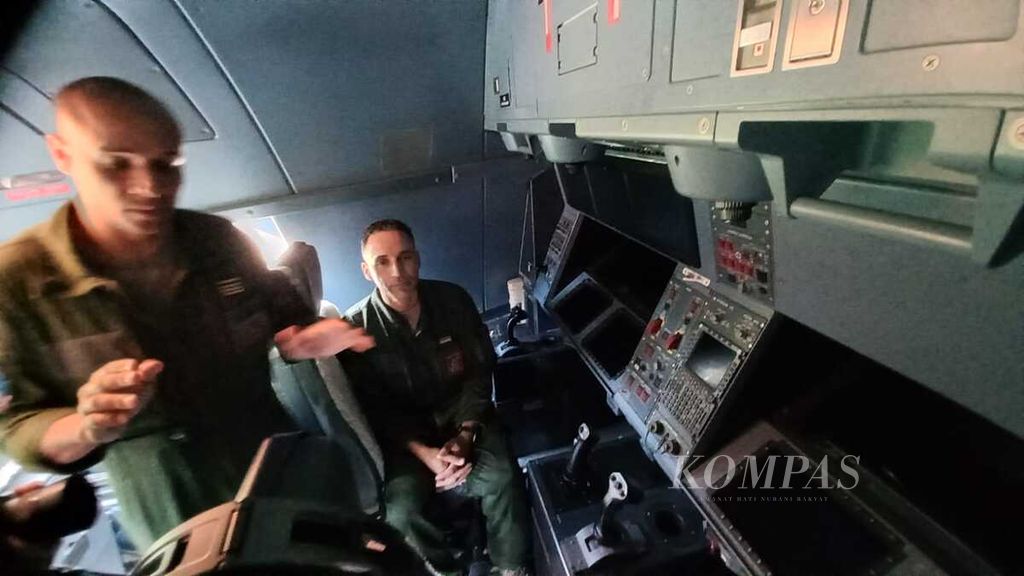 Komandan Misi MRTT pada Misi Pegasus 2022, Quentin Gouthier (kiri) tengah menjelaskan sejumlah fungsi pada panel kontrol pengisian bahan bakar di udara. Panel kontrol tersebut berada di kokpit A-330 MRTT. Foto diambil pada Senin (12/9/2022) di Pangkalan Udara Halim Perdanakusuma, Jakarta.