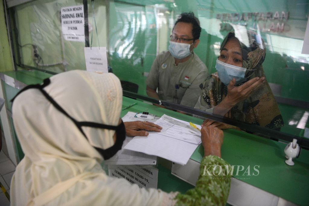 Petugas mengarahkan warga lansia peserta BPJS Kesehatan yang mendaftarkan diri untuk mendapat pelayanan di RSUD Kota Yogyakarta, Umbulharjo, Yogyakarta, Senin (24/8/2020). 