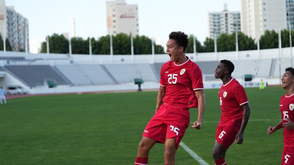 Para pemain tim sepak bola U-20 Indonesia merayakan gol ke gawang tim U-20 Argentina pada turnamen ekshibisi Seoul Earth on Us Cup 2024 di Stadion Mokdong, Korea Selatan, Rabu (28/8/2024). Indonesia menang, 2-1.