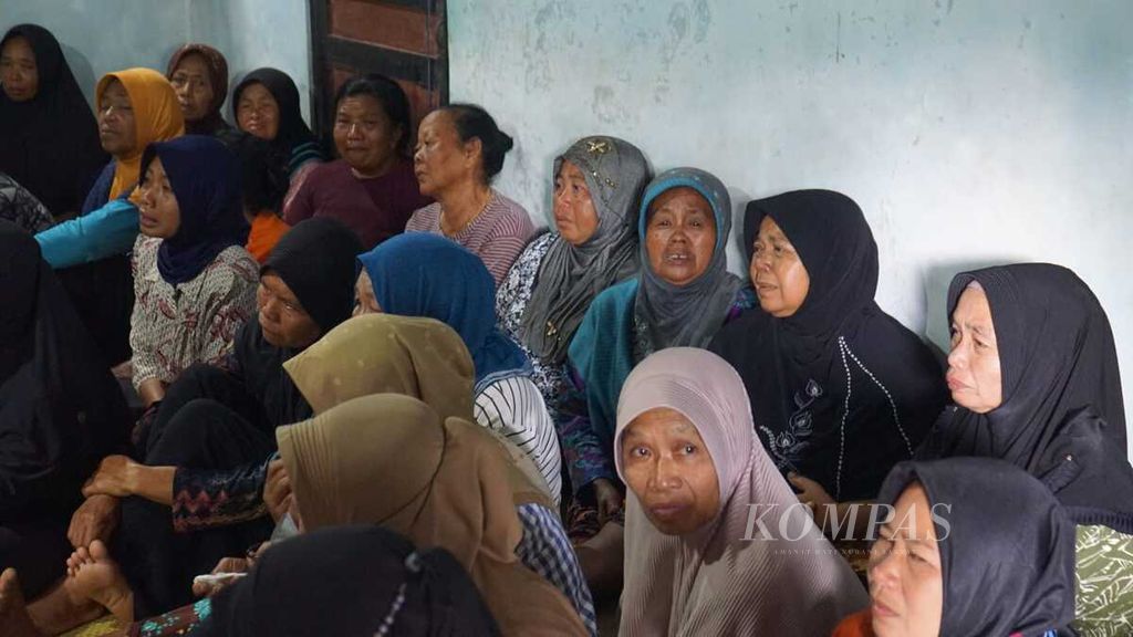 Masyarakat melayat ke rumah duka Aldi Apriyanto di Dusun Wuni, Desa Nglindur, Kecamatan Girisubo, Kabupaten Gunungkidul, Daerah Istimewa Yogyakarta, Senin (15/5/2023).
