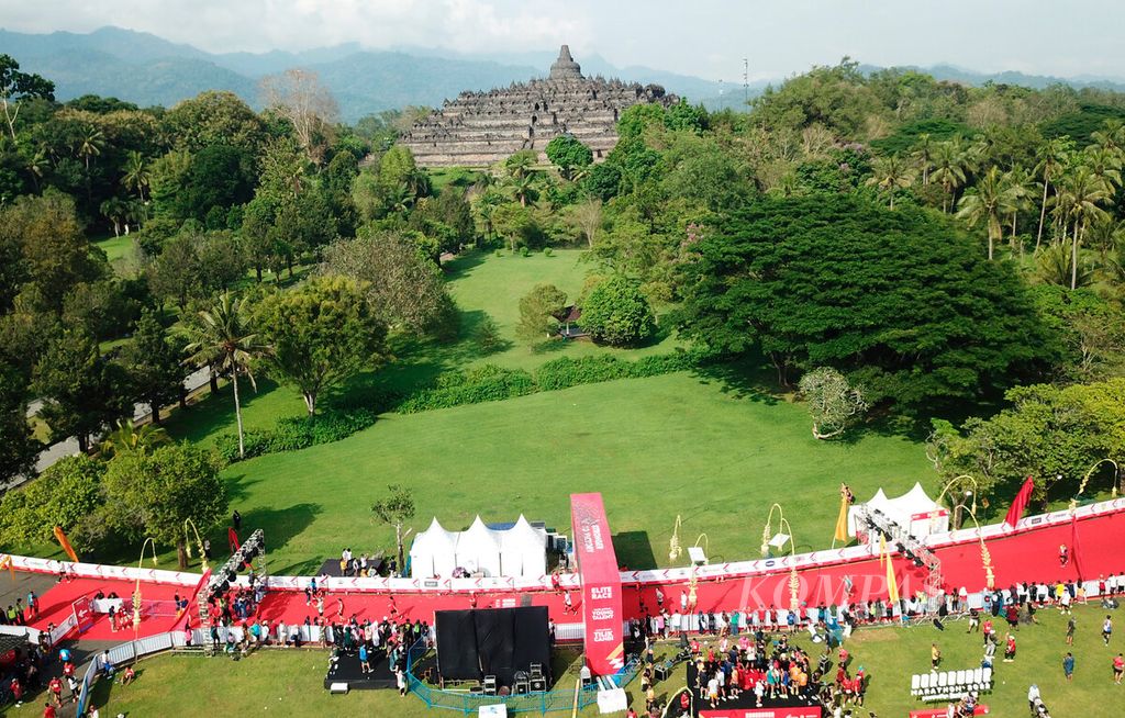 Tilik Candi runners enter the finish line at the Borobudur Marathon 2022 Powered by Bank Jateng at Lumbini Park, Borobudur Temple area, Central Java, Sunday (11/13/2022). The Tilik Candi running event, which was attended by 4,500 participants, ran a distance of 21 kilometers, closing the Borobudur Marathon series.