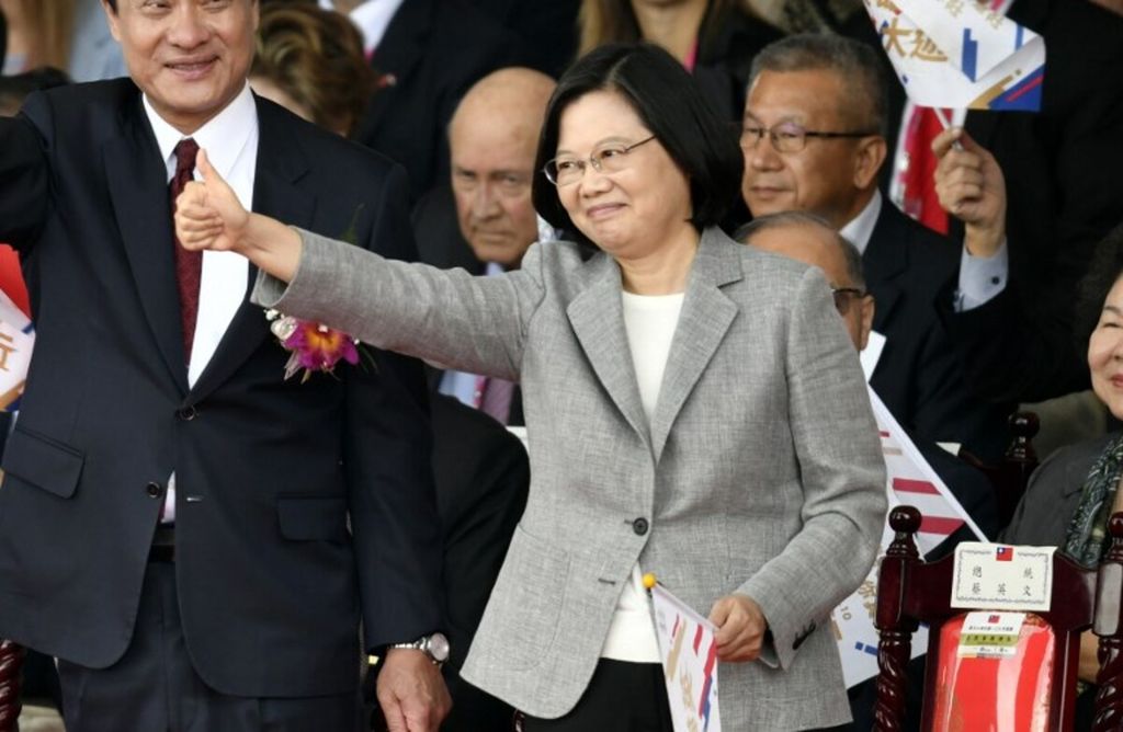 Presiden Taiwan Tsai Ing-wen (tengah) mengacungkan jari jempol saat menghadiri perayaan Hari Nasional di depan Istana Kepresidenan di Taipei, Taiwan, pada 10 Oktober 2018. 