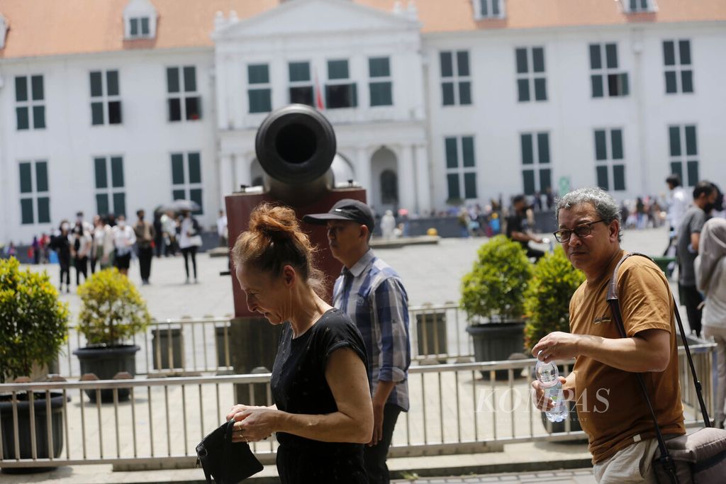 Foreign tourists (wisman) visited the Kota Tua area, which is one of the tourist destinations in Jakarta, on Sunday (15/1/2023).