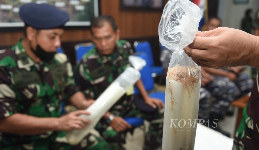 Members of the Indonesian Navy look at evidence of <i>baby lobsters</i> during the release of attempts to smuggle <i>baby lobsters</i> which will be sent to Singapore via Surabaya's Juanda International Airport in Sidoarjo, East Java, Tuesday (18/10/ 2022). A total of 29 bags of lobster seeds were confiscated from a hospital suspect on Monday (17/10/2022). After inspection, it was discovered that the number of clear lobster seeds (BBL) was 26,432 with a state loss of IDR 1.3 billion.