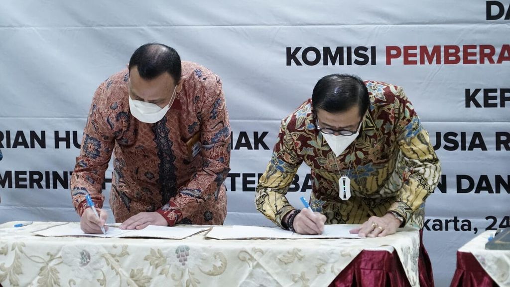 Ketua KPK Firli Bahuri serta Menteri Hukum dan HAM Yasonna Laoly menandatangani dokumen serah terima aset rampasan hasil tindak pidana korupsi di Gedung KPK, Jakarta, Kamis (24/3/2022). 