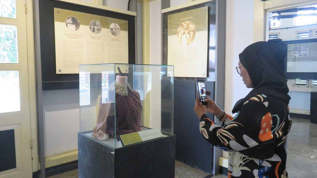 Seorang pengunjung memotret baju Monte Carlo yang digunakan Soekarno untuk memainkan sandiwara saat diasingkan di Kota Bengkulu tahun 1938-1942. Baju itu menjadi salah satu koleksi rumah Bung Karno selama pengasingan. Di bumi raflesia itu Soekarno bertemu Fatmawati, ibu negara pertama Indonesia. 