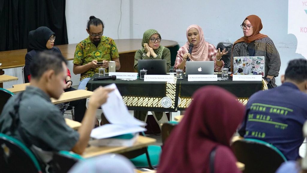 Dosen Ilmu Komunikasi dan sivitas academika Ilmu Komunikasi  Universitas Muhammadiyah Yogyakarta menyatakan sikap penolakan terhadap revisi Undang-Undang Penyiaran, Jumat (25/5/2024), di Yogyakarta.