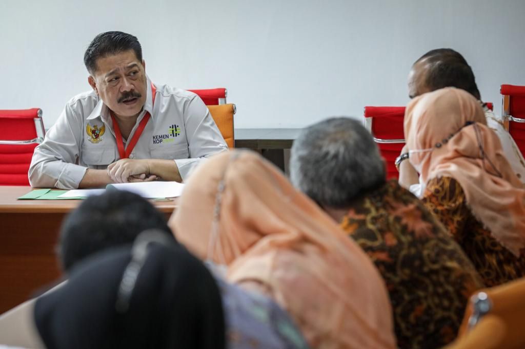 Ketua Tim Satgas Penanganan Koperasi Bermasalah Agus Santoso (kiri) mengunjungi KSP Sejahtera Bersama di Bogor, Jawa Barat, Kamis (11/8/2022), untuk memastikan pembayaran utang kepada para anggota koperasi terus dilakukan sesuai putusan PKPU. 
