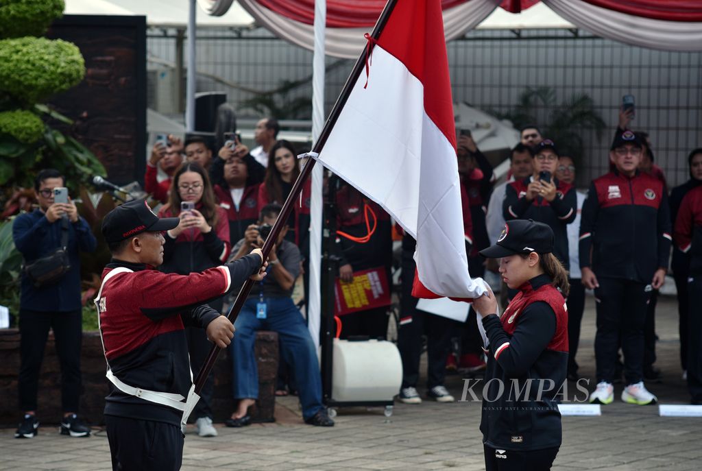 Pejudo putri, Syerina, mencium bendera Merah-Putih dalam Upacara Pengukuhan Kontingen Indonesia untuk SEA Games Kamboja 2023 di Kantor Kemenpora, Jakarta, Selasa (2/5/2023). 
