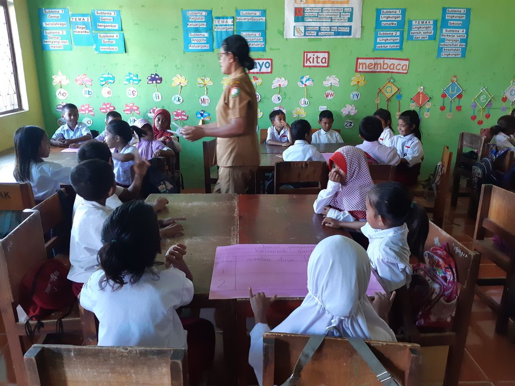 Suasana di kelas 1 di SD Negeri Waikelo, Kabupaten Sumba Barat Daya, Nusa Tenggara Timur, akhir Mei 2022. Siswa perempuan bebas memilih seragam sekolah yang akan dikenakan. Ruang perjumpaan di sekolah pada keberagaman sangat bermanfaat bagi siswa di masa depan.