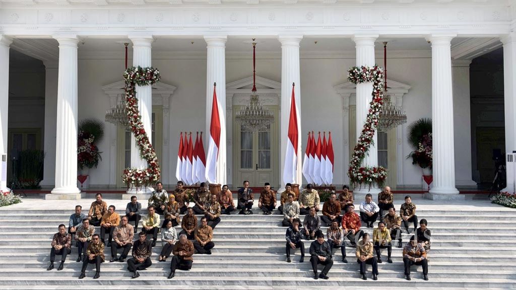 Presiden Joko Widodo bersama Wakil Presiden Ma'ruf Amin berfoto bersama para calon menteri yang akan dilantik di halaman depan Istana Merdeka, Jakarta, Rabu (23/10/2019). Hari itu, Presiden Joko Widodo mengumumkan susunan kabinet pemerintahannya yang diberi nama Kabinet Indonesia Maju. 
