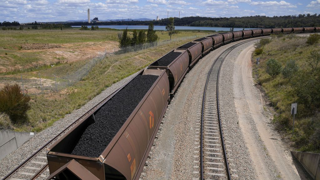 Rangkaian kereta pengangkut batubara melewati area dekat pembangkit listrik tenaga batubara Liddell and Bayswater di dekat Muswellbrook, Hunter Valley, Australia, 2 November 2021. Australia adalah salah satu dari negara pemasok batubara ke Vietnam. 