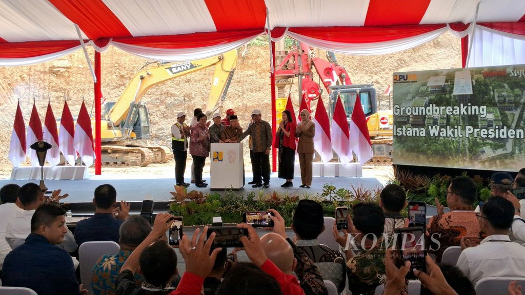 Wakil Presiden Ma’ruf Amin didampingi sejumlah menteri Kabinet Indonesia Maju melakukan peletakan batu pertama pembangunan Istana Wakil Presiden di Ibu Kota Nusantara, Senin (12/8/2024). Pembangunan Istana Wakil Presiden tahap pertama menelan anggaran Rp 1,4 triliun yang ditargetkan selesai dalam waktu satu tahun.