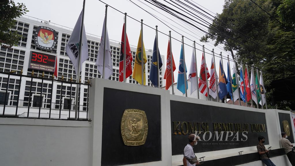 Bendera partai politik peserta Pemilu 2024 dipasang di Kantor Komisi Pemilihan Umum (KPU), Jakarta, Selasa (17/1/2023). 