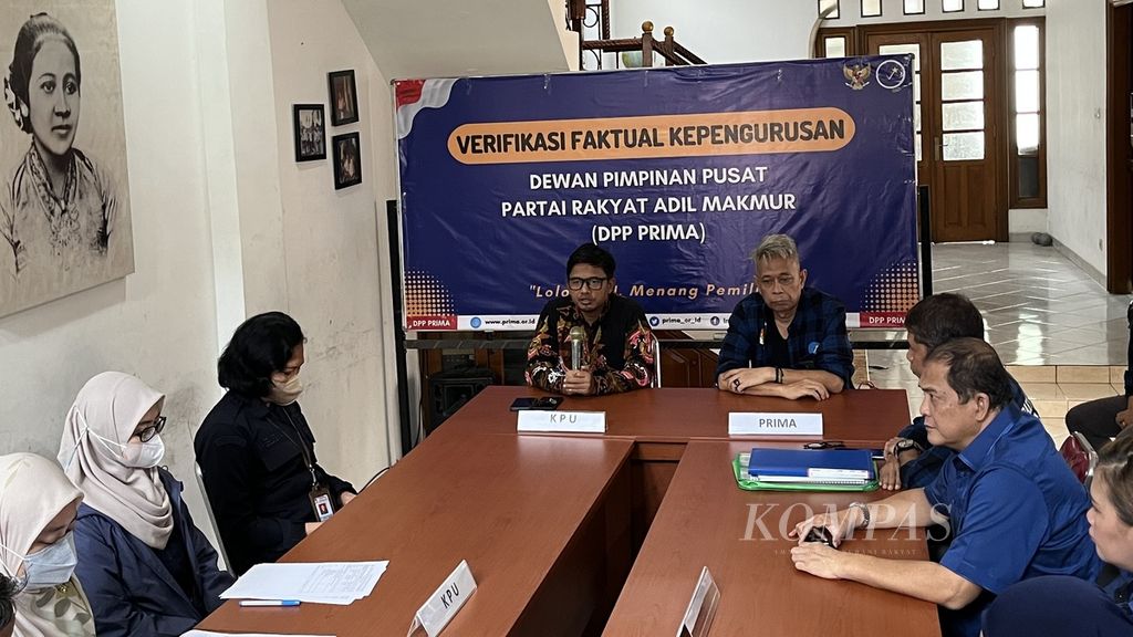 Suasana verifikasi faktual kepengurusan tingkat pusat yang dilakukan oleh Komisi Pemilihan Umum di kantor Dewan Pimpinan Pusat Partai Rakyat Adil Makmur di Jakarta, Sabtu (1/4/2023). Setelah dinyatakan lolos verifikasi administrasi, Prima melanjutkan tahapan verifikasi faktual.