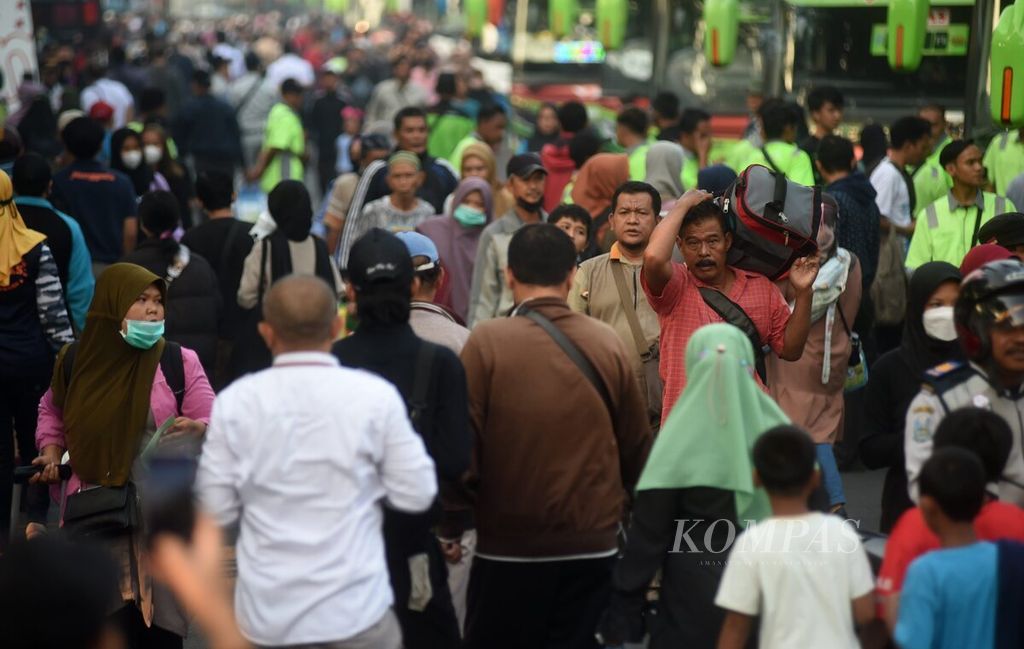 Peserta mudik bareng gratis 2023 di depan kantor Dinas Perhubungan Jawa Timur, Surabaya, Rabu (19/4/2023). Gubernur Jawa Timur Khofifah Indar Parawansa melepas seacra langsung keberangkatan 3.554 pemudik dengan 90 bus dari Surabaya menuju beberapa daerah se-Jatim. 