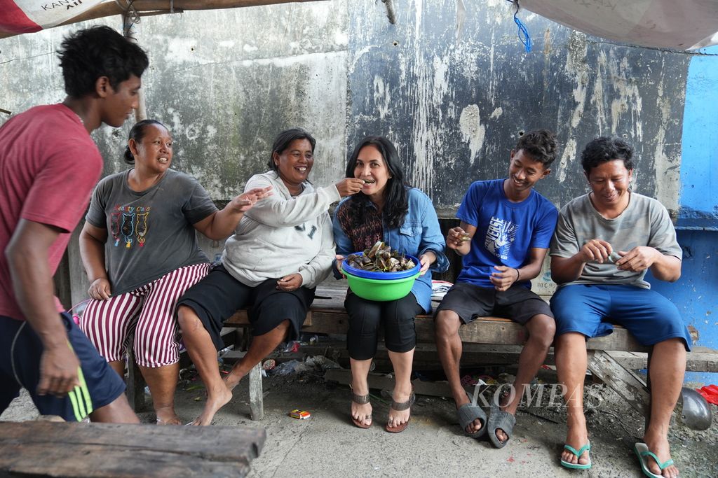 Indah Arsyad (tengah) bersama warga di perkampungan nelayan Kamal Muara, Penjaringan, Jakarta Utara, Selasa (16/7/2024). 