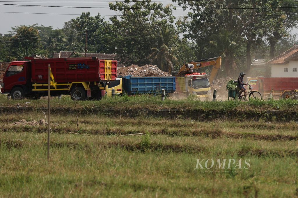 Pembongkaran rumah di lokasi pembangunan Jalan Tol Solo-Yogyakarta terus dilakukan di Desa Gatak, Kabupaten Klaten, Jawa Tengah, Rabu (24/8/2022).