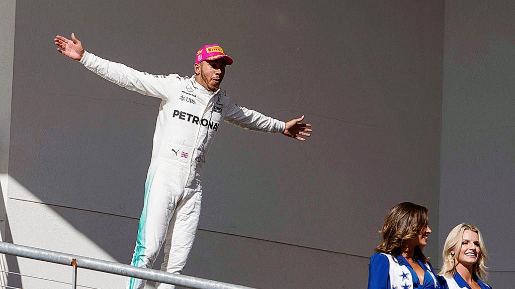 Pebalap Inggris   di Tim Mercedes, Lewis Hamilton, merayakan kemenangannya dalam balapan F1 Grand Prix Amerika Serikat di Sirkuit The Americas, Austin, Texas, Senin (23/10) dini hari WIB.     