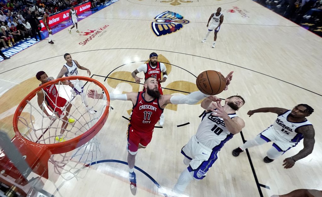 New Orleans Pelicans basketball player Jonas Valanciunas (17) attempts a rebound in front of Sacramento Kings basketball player Domantas Sabonis (10) during an NBA play-in game at the Smoothie Center, New Orleans, Saturday (20/4/2024) WIB.