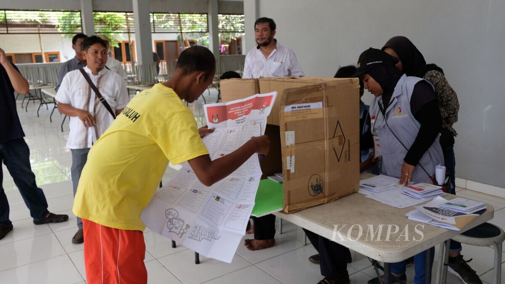 Suasana pencoblosan bagi orang dengan gangguan jiwa (ODGJ) di Yayasan Galuh, Kota Bekasi, Jawa Barat, Rabu (17/4/2019). Sebanyak 16 ODGJ menggunakan hak suaranya pada Pemilu 2019.