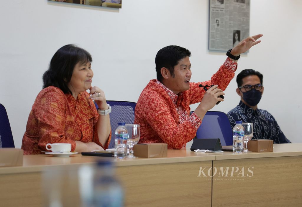Presiden Direktur Astra Property Djap Tet Fa (tengah), Wakil Direktur Astra Property Nilawati Irjani (kiri), dan Head of Asset Management and Corcom Astra Property Demmy Indranugroho saat berkunjung ke Kantor Redaksi Harian Kompas di Jakarta, Jumat (30/9/2022). 