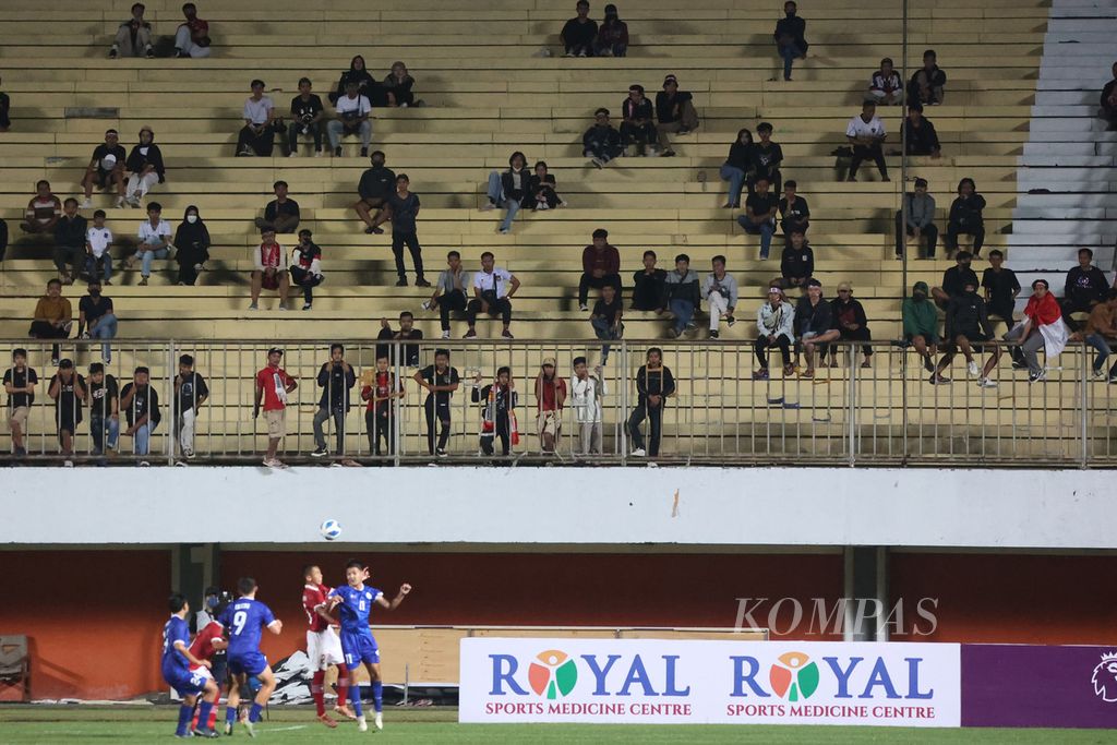 Suasana di tribune penonton Stadion Maguwoharho, Sleman, Yogyakarta, saat Indonesia menghadapi Filipina dalam laga Piala AFF U-16 2022, Minggu (31/7/2022) malam. Indonesia menang, 2-0. 