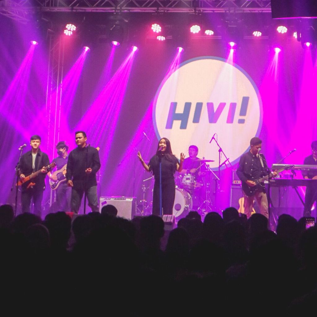 Grup musik HiVi! menghibur pengunjung M Bloc di Jakarta, Sabtu (14/5/2022).