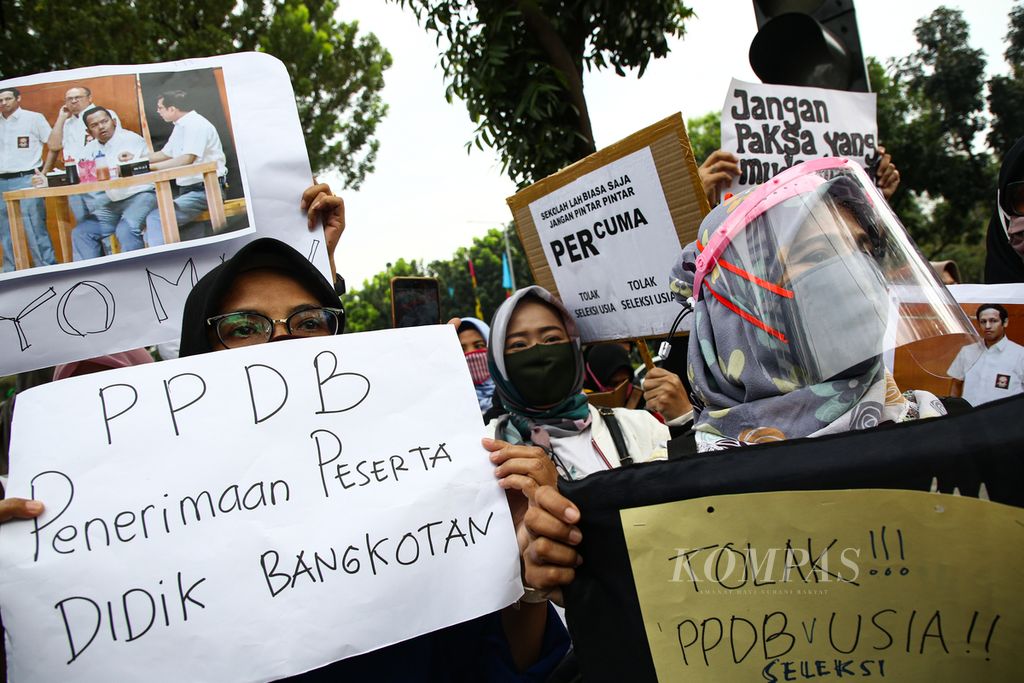 Para orangtua siswa yang tergabung dalam Gerakan Emak dan Bapak Peduli Pendidikan dan Keadilan berunjuk rasa di depan gedung Balai Kota DKI Jakarta, Jakarta Pusat, Selasa (23/6/2020).