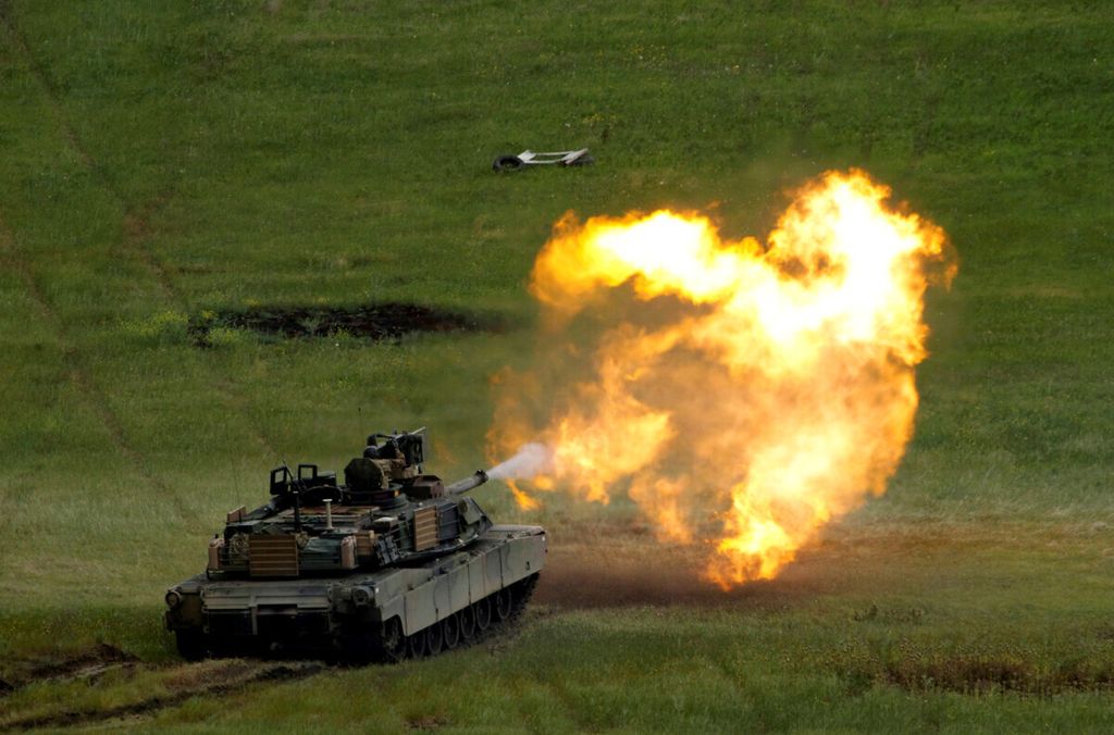 Tank M1 Abrams milik Amerika Serikat dalam sebuah latihan di Georgia pada Mei 2016. Pada Januri 2023, AS menjanjikan pengiriman 31 tank M1 Abrams ke  Ukraina.