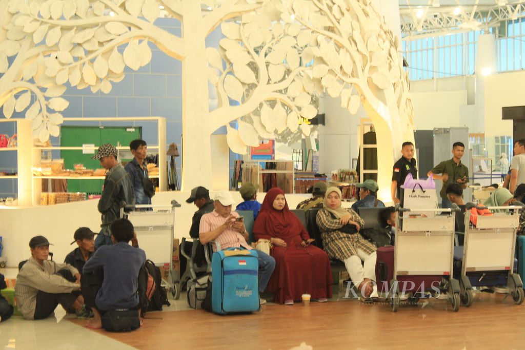Penumpang menunggu di Terminal Keberangkatan Bandara Internasional Jawa Barat Kertajati di Kabupaten Majalengka, Jumat (1/12/2023). Pemerintah Provinsi Jabar menyediakan sekitar 16.000 tiket gratis untuk angkutan dari dan menuju Bandara Kertajati hingga 30 Desember 2023.