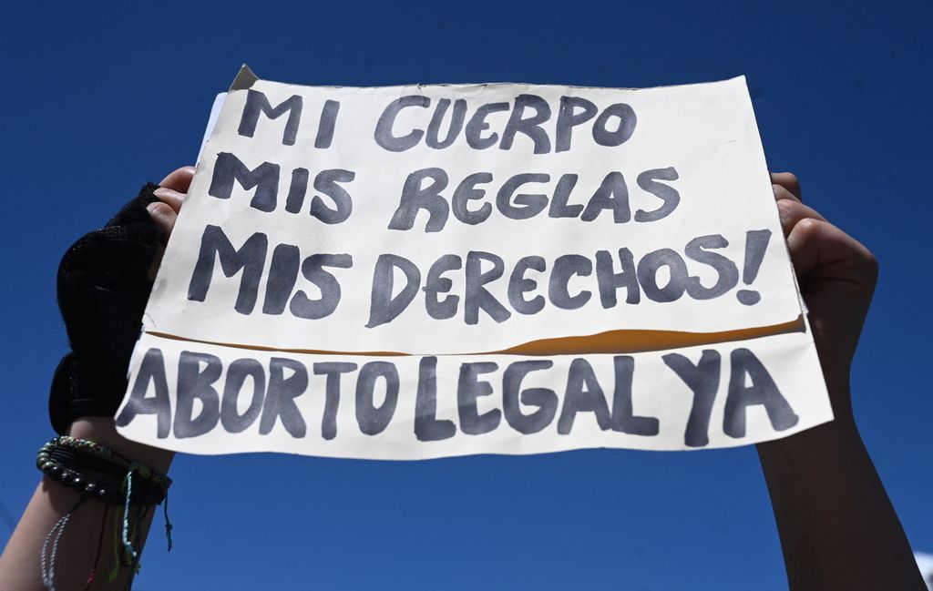 Pengunjuk rasa di San Salvador,EL Salvador pada 28 September 2021 menuntut pemerintah segera mengesahkan aborsi yang legal. Mereka meminta agar pemerintah tidak memandang aborsi sebagai kejahatan, melainkan hak reproduksi perempuan.  