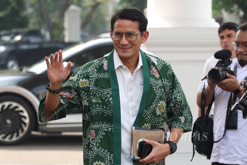 Menteri Pariwisata dan Ekonomi Kreatif Sandiaga Uno tiba untuk mengikuti sidang kabinet paripurna dimulai di Istana Negara, Jakarta, Senin (24/6/2024). 