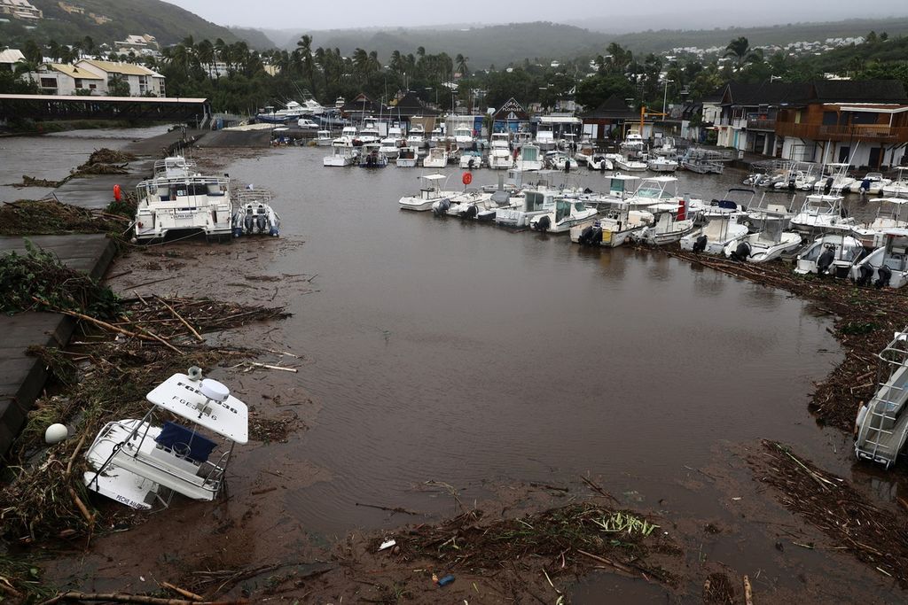 Foto aerial kerusakan dan perahu yang terempas di dermaga akibat topan Belal di Saint-Paul di Samudra Hindia, Perancis, Senin (15/1/2024). 