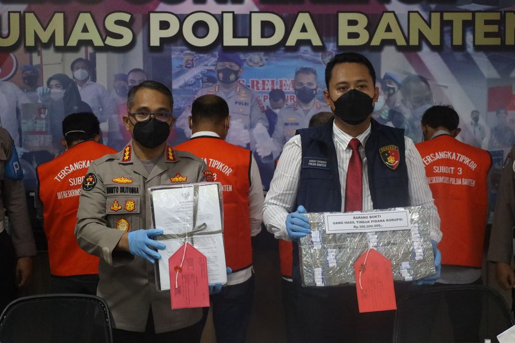 Direktorat Reserse Kriminal Khusus Polda Banten menunjukkan barang bukti korupsi pengadaan lahan stasiun peralihan antara (SPA) pada Dinas Lingkungan Hidup Kabupaten Serang, Senin (30/5/2022).