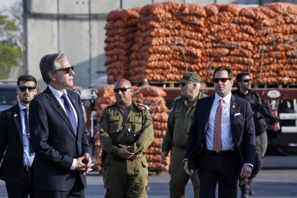 Menteri Luar Negeri AS Antony Blinken (kiri) melihat perbatasan Kerem Shalom dengan Jalur Gaza di Israel selatan pada 1 Mei 2024. 