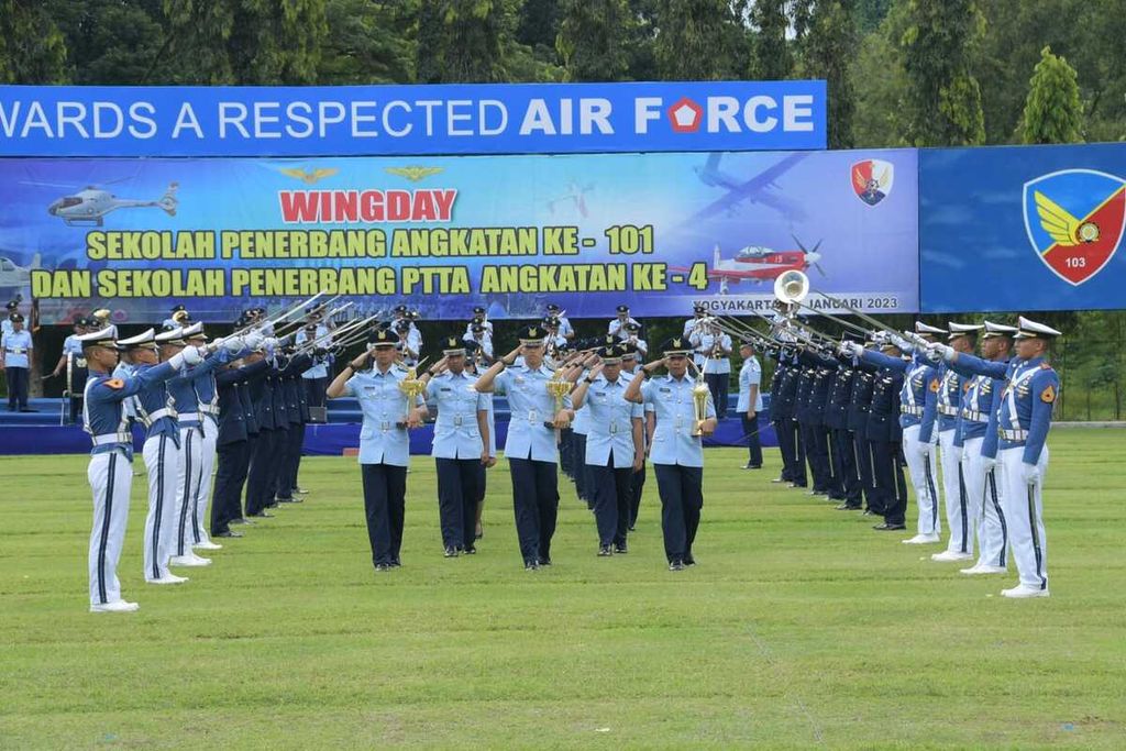 Kepala Staf TNI Angkatan Udara melantik 37 penerbang muda TNI AU dalam sebuah upacara Wingd Day di Pangkalan Udara Adisutjipto, Yogyakarta, Rabu (11/1/2023).